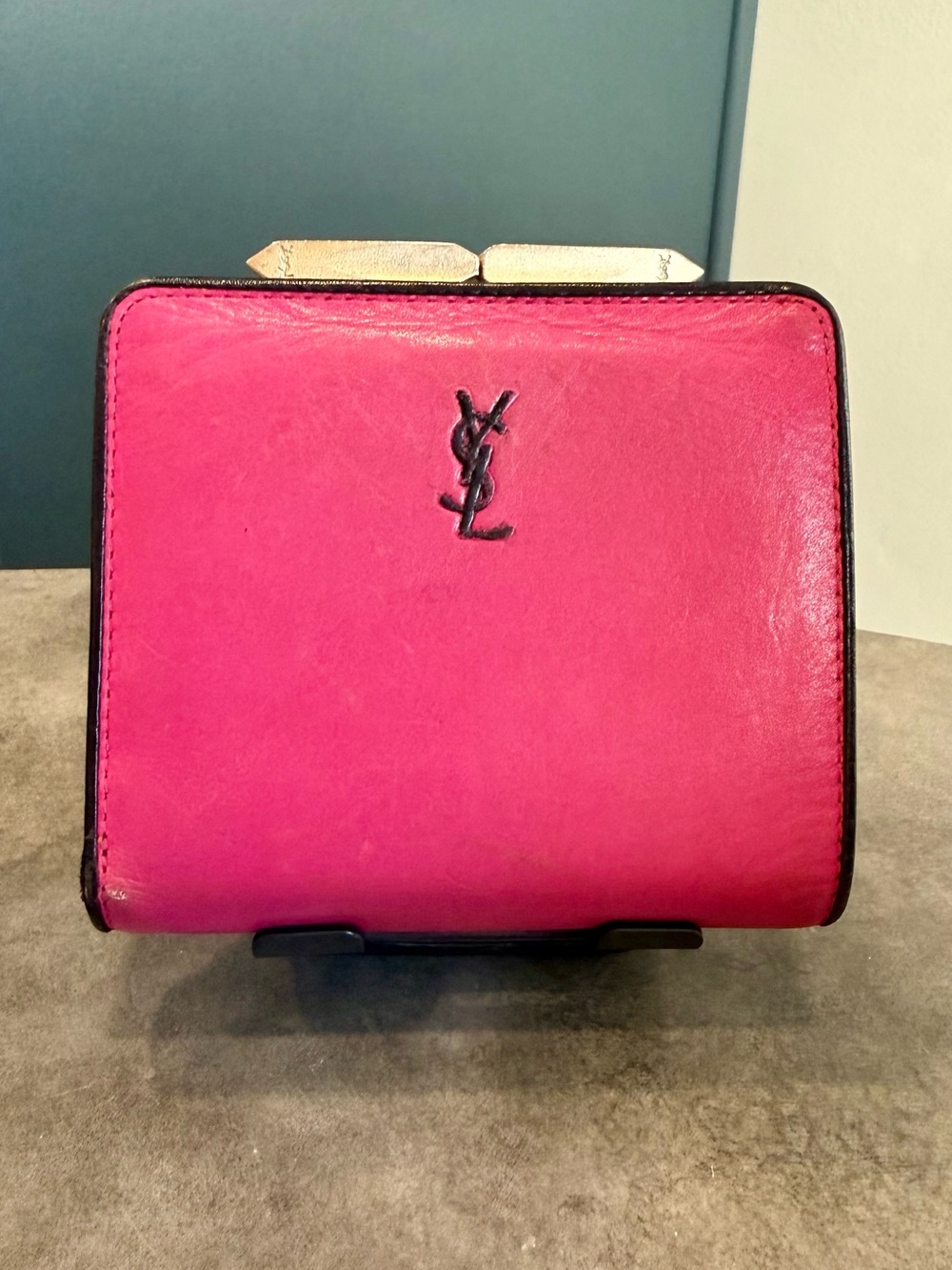Yves Saint Laurent Vintage Kiss lock Hot Pink Leather Compact Wallet - Picture 6 of 6